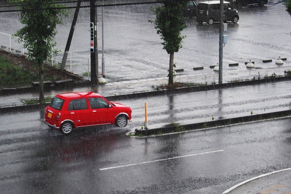 雨の日でも洗車したほうがいいの？梅雨の時期には洗車機の利用がおすすめ！