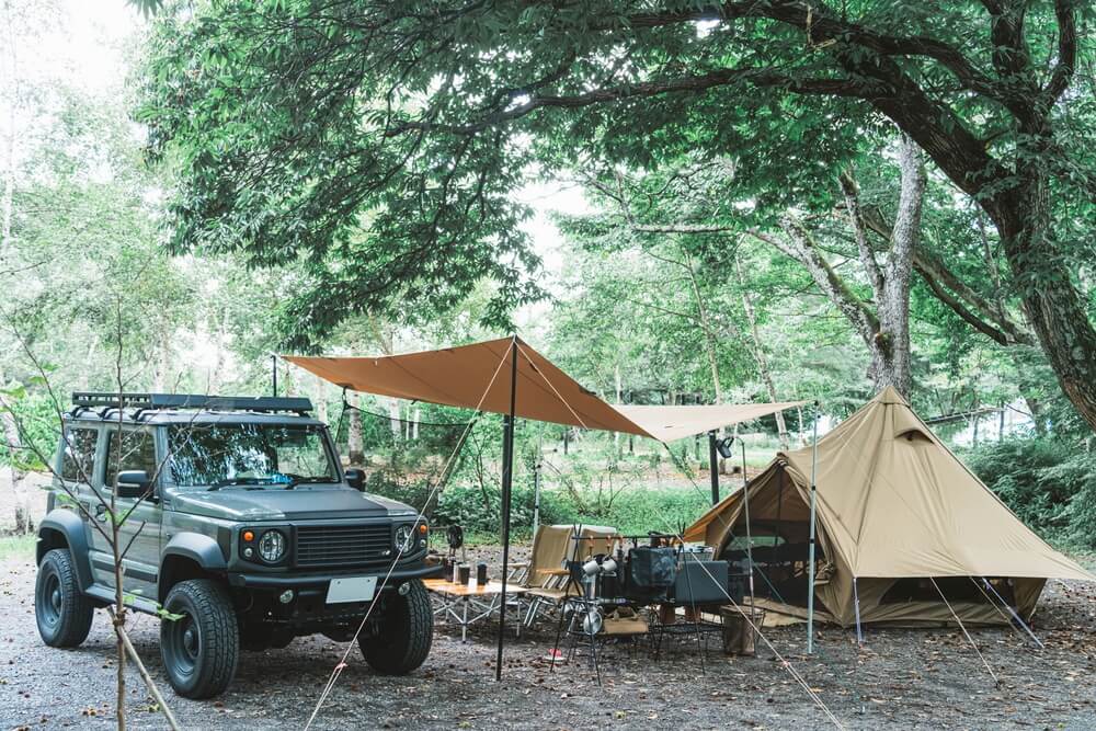 
秋キャンプは初心者にもおすすめ！必要なギアや車中泊キャンプについても紹介します。