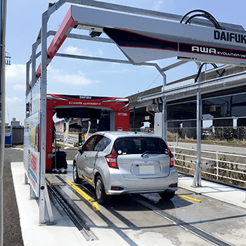 エンジンを切り洗車機が完全に停止するまで車内で待機